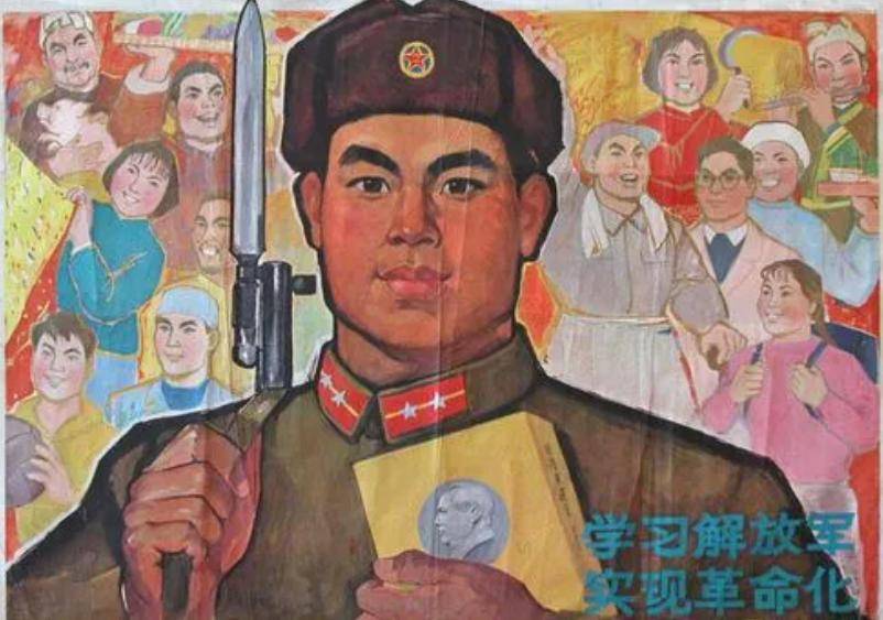 过程：8人围坐成一桌桌上放盆大锅饭ag真人平台第一游戏70年代用餐全(图1)