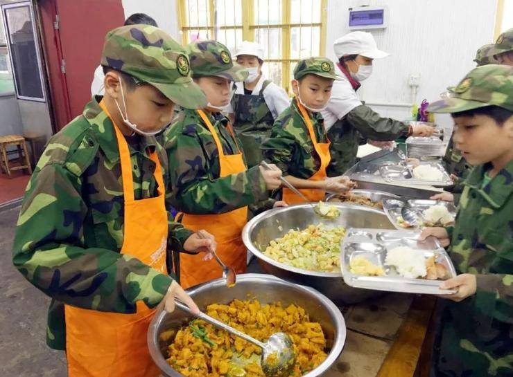 过程：8人围坐成一桌桌上放盆大锅饭ag真人平台第一游戏70年代用餐全(图2)