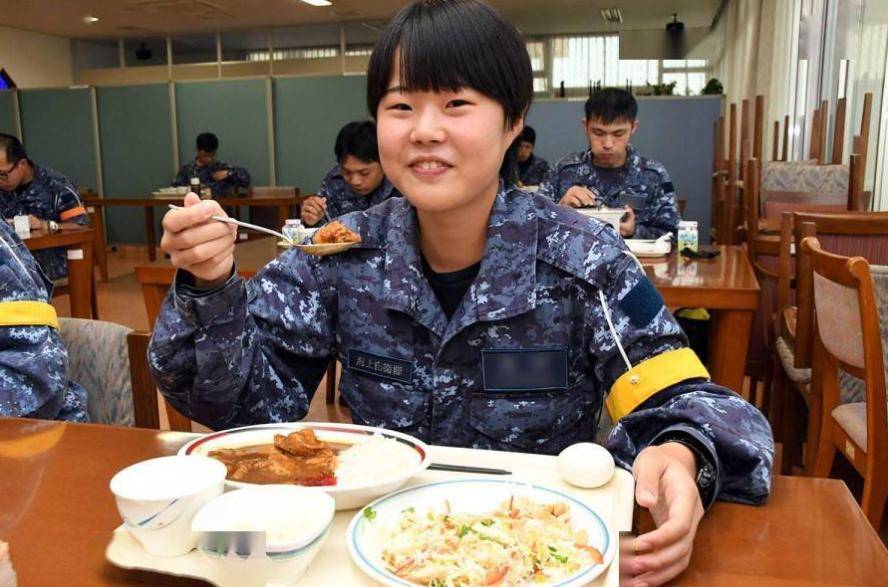 过程：8人围坐成一桌桌上放盆大锅饭ag真人平台第一游戏70年代用餐全(图5)