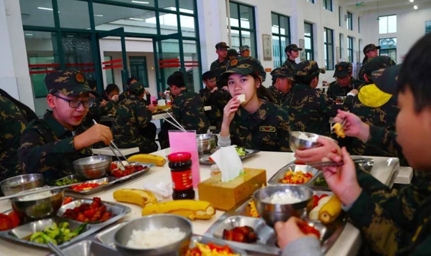 过程：8人围坐成一桌桌上放盆大锅饭ag真人平台第一游戏70年代用餐全(图8)