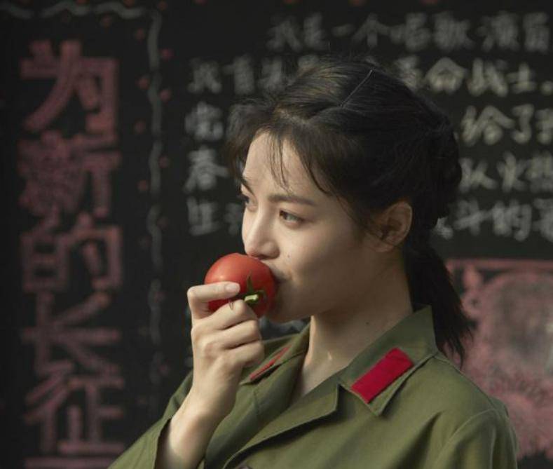 过程：8人围坐成一桌桌上放盆大锅饭ag真人平台第一游戏70年代用餐全(图7)