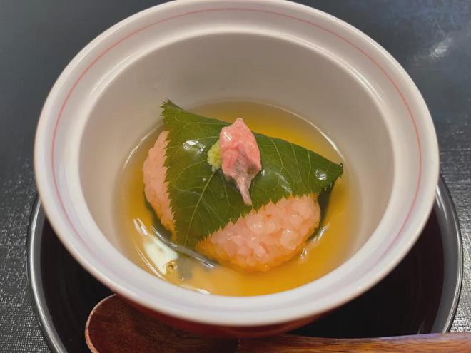 的外交 美食中的交流AG真人网站餐桌上(图1)