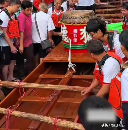 新龙舟翻2条翻船原因离谱这下要被嘲笑了AG真人试玩平台猎德村的船翻了！3条(图3)