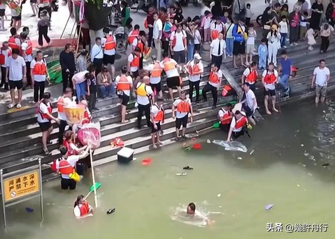 新龙舟翻2条翻船原因离谱这下要被嘲笑了AG真人试玩平台猎德村的船翻了！3条(图5)